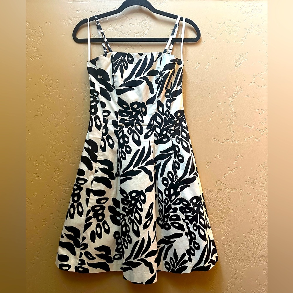 WHITE HOUSE BLACK MARKET size 0. 
Optional straps.